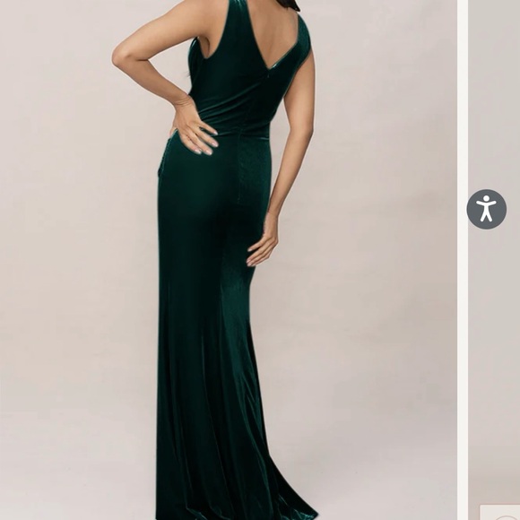 Revelry Dawson Velvet Floor Length Dress in Classic Emerald - Picture 2 of 8